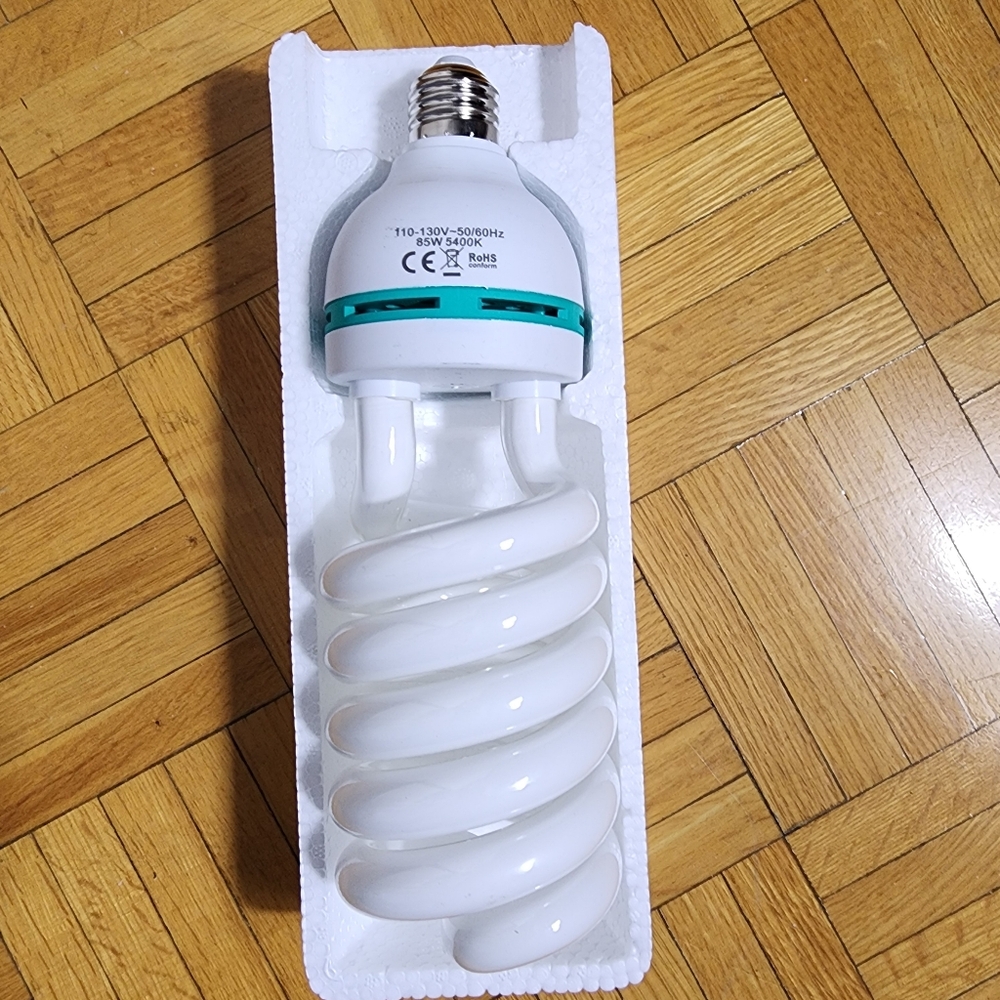 NWOT 85W CFL Daylight Spiral Softbox Light Bulbs E27 Socket for Photography X 2